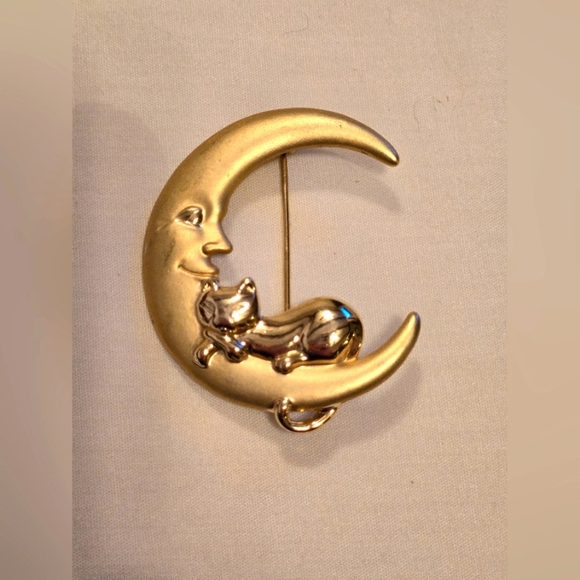 Kitty Cat On Crescent Moon Pin Brooch Brushed & Shinny Gold Tone Cat Signed AJC - Picture 1 of 4